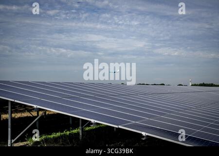SCHIPHOL - The solar farm at Schiphol Airport doesn't have to be removed if the owner covers the panels with foil. A court previously ruled that the farm had to be removed because the sunlight reflecting off the panels could obstruct pilots' vision. ANP /HOLLANDSE HOOGTE /ROBIN UTRECHT netherlands out - belgium out Stock Photo