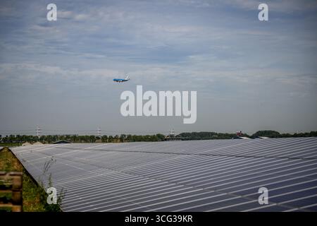 SCHIPHOL - The solar farm at Schiphol Airport doesn't have to be removed if the owner covers the panels with foil. A court previously ruled that the farm had to be removed because the sunlight reflecting off the panels could obstruct pilots' vision. ANP /HOLLANDSE HOOGTE /ROBIN UTRECHT netherlands out - belgium out Stock Photo