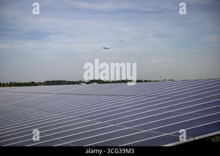 SCHIPHOL - The solar farm at Schiphol Airport doesn't have to be removed if the owner covers the panels with foil. A court previously ruled that the farm had to be removed because the sunlight reflecting off the panels could obstruct pilots' vision. ANP /HOLLANDSE HOOGTE /ROBIN UTRECHT netherlands out - belgium out Stock Photo