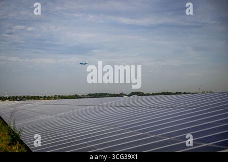 SCHIPHOL - The solar farm at Schiphol Airport doesn't have to be removed if the owner covers the panels with foil. A court previously ruled that the farm had to be removed because the sunlight reflecting off the panels could obstruct pilots' vision. ANP /HOLLANDSE HOOGTE /ROBIN UTRECHT netherlands out - belgium out Stock Photo
