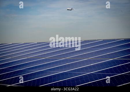 SCHIPHOL - The solar farm at Schiphol Airport doesn't have to be removed if the owner covers the panels with foil. A court previously ruled that the farm had to be removed because the sunlight reflecting off the panels could obstruct pilots' vision. ANP /HOLLANDSE HOOGTE /ROBIN UTRECHT netherlands out - belgium out Stock Photo