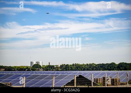 SCHIPHOL - The solar farm at Schiphol Airport doesn't have to be removed if the owner covers the panels with foil. A court previously ruled that the farm had to be removed because the sunlight reflecting off the panels could obstruct pilots' vision. ANP /HOLLANDSE HOOGTE /ROBIN UTRECHT netherlands out - belgium out Stock Photo