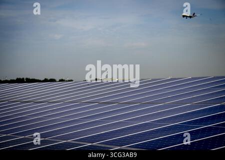 SCHIPHOL - The solar farm at Schiphol Airport doesn't have to be removed if the owner covers the panels with foil. A court previously ruled that the farm had to be removed because the sunlight reflecting off the panels could obstruct pilots' vision. ANP /HOLLANDSE HOOGTE /ROBIN UTRECHT netherlands out - belgium out Stock Photo