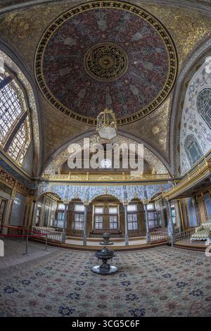Intricate details and opulent design showcased in the ornately decorated interior of topkapi palace, a historical landmark in istanbul, turkey Stock Photo