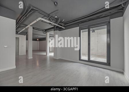 Glossy wooden flooring and light walls, a timeless combination for a room ready to move in Stock Photo