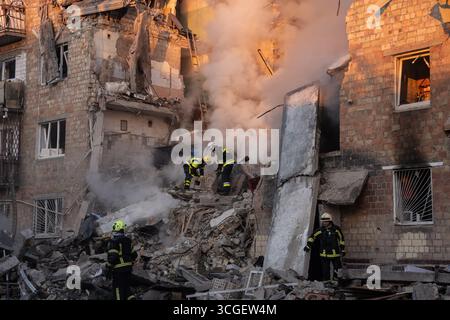 Kyiv, Ukraine. 28th Aug, 2025. Ukrainian emergency services are seen at the site of an overnight air strike on civilian apartment building. Emergency crews are seen extinguishing fires, searching for survivors beneath the rubble, and assessing the destruction. Scenes show bloodstains on the ground and personal belongings scattered amid the debris. At least 15 people were killed in the Russian airstrikes, and the death toll may rise, though the exact number has not yet been confirmed. (Photo by Patryk Jaracz/SOPA Images/Sipa USA) Credit: Sipa USA/Alamy Live News Stock Photo