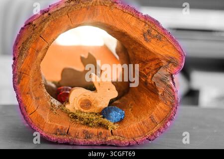 Osterhase im ausgehöhlten Baumstamm 1 Stock Photo