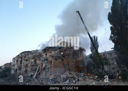 Kyiv, Ukraine. 28th Aug, 2025. A five-storey residential building in the Darnytskyi district is damaged by an overnight Russian missile and drone strike, Kyiv, Ukraine, on August 28, 2025. (Photo by Kirill Chubotin/Ukrinform) Credit: Ukrinform/Alamy Live News Stock Photo
