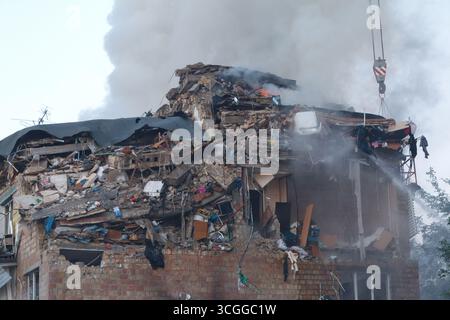 Kyiv, Ukraine. 28th Aug, 2025. A five-storey residential building in the Darnytskyi district is damaged by an overnight Russian missile and drone strike, Kyiv, Ukraine, on August 28, 2025. (Photo by Kirill Chubotin/Ukrinform) Credit: Ukrinform/Alamy Live News Stock Photo