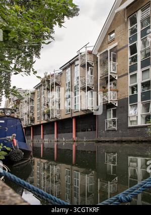 London, UK - Aug 23, 2025 - a picturesque scene of residential buildings situated along the banks of the Paddington Branch of the Grand Union Canal in Stock Photo