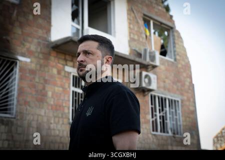 Kyiv, Ukraine. 29th Aug, 2025. Ukrainian President Volodymyr Zelenskyy, views the destruction of an apartment building where Russian missiles killed 22 residents, August 29, 2025 in Kyiv, Ukraine. At least 31 missiles and 600 drones hit the capital on the night of the 28th killing 25 people and injuring more than 50 people. Credit: Ukraine Presidency/Ukrainian Presidential Press Office/Alamy Live News Stock Photo