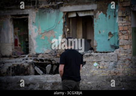 Kyiv, Ukraine. 29th Aug, 2025. Ukrainian President Volodymyr Zelenskyy, views the destruction of an apartment building where Russian missiles killed 22 residents, August 29, 2025 in Kyiv, Ukraine. At least 31 missiles and 600 drones hit the capital on the night of the 28th killing 25 people and injuring more than 50 people. Credit: Ukraine Presidency/Ukrainian Presidential Press Office/Alamy Live News Stock Photo