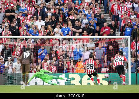 Enzo Le Fée of Sunderland scores a GOAL 0-1 and celebrates during the ...