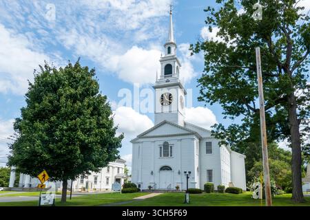 Hadley, MA - US - Aug 24, 2025 The First Congregational Church of Hadley, a classic white New England church with a tall steeple and clock stands amid Stock Photo