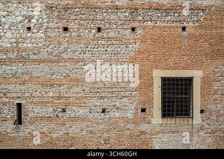 Castelvecchio: Internal wall of the fortress with three different masonry methods. Downtown Verona city, Veneto, Italy Stock Photo