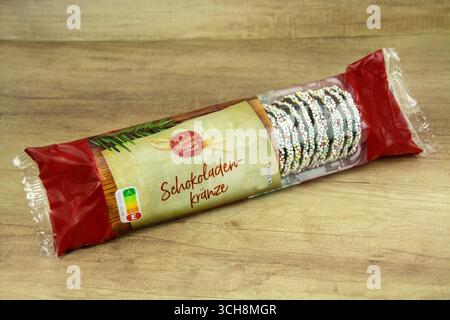 Wintertraum Schokoladenkränze aus Schokolade mit Verpackung auf Hintergrund Holz Stock Photo