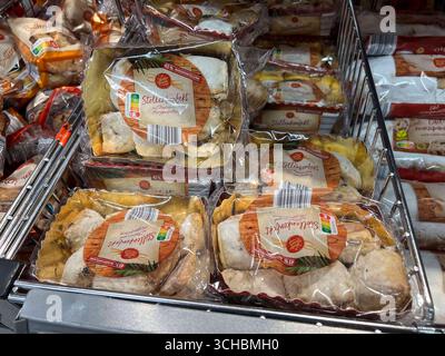 abb Stollen Konfekt in Platik Verpackung der Marke Winter Traum Weihnachtsartikel Kuchen in einer Schuette bei Aldi Nord in Hamburg zu kaufen am 01.09.2025 Hamburg Deutschland *** abb Stollen confectionery in platic packaging of the brand Winter Traum Weihnachtsartikel Kuchen in einer Schuette to buy at Aldi Nord in Hamburg on 01 09 2025 Hamburg Germany Stock Photo