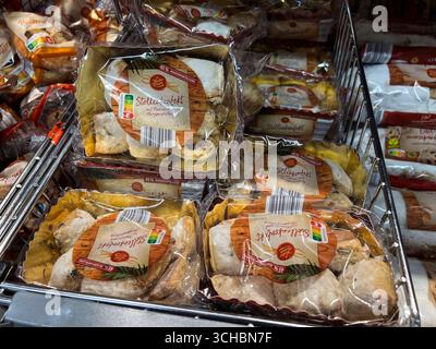 abb Stollen Konfekt in Platik Verpackung der Marke Winter Traum Weihnachtsartikel Kuchen in einer Schuette bei Aldi Nord in Hamburg zu kaufen am 01.09.2025 Hamburg Deutschland *** abb Stollen confectionery in platic packaging of the brand Winter Traum Weihnachtsartikel Kuchen in einer Schuette to buy at Aldi Nord in Hamburg on 01 09 2025 Hamburg Germany Stock Photo