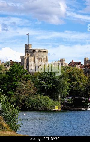 Windsor Castle and Riverside on the River Thames Stock Photo - Alamy