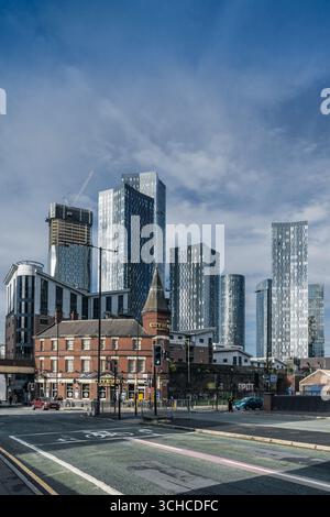 The City Road Inn pub stands in front of the new apartments and tower blocks of Deansgate Square in Manchester.  A juxtaposition of old and new Stock Photo