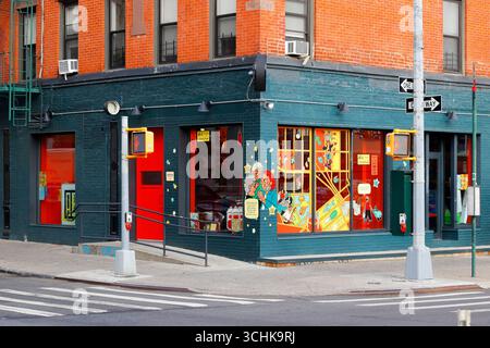 Think!Chinatown, 1 Pike St, New York, NYC storefront of a community organization and cultural space in Manhattan Chinatown. �~�s ���� Stock Photo
