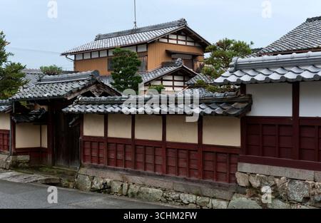 traditional-style-entrance-