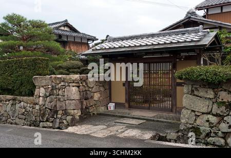 traditional-style-entrance-