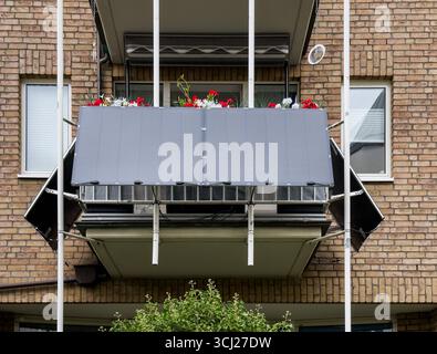 Mehrere Solarpanele an einem Balkon in Düsseldorf, Deutschland *** Several solar panels on a balcony in Düsseldorf, Germany Stock Photo