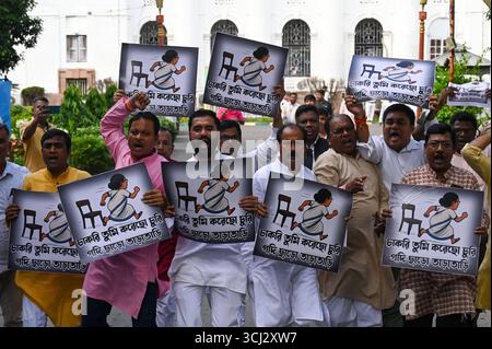 KOLKATA, INDIA - SEPTEMBER 4: Bharatiya Janata Party BJP MLAs protest against alleged assault on BJP MLA Shankar Ghosh inside State Legislative Assembly House on September 4, 2025 in Kolkata, India. Tensions erupted when Speaker Biman Banerjee called in marshals to evict BJP MLA and party s chief whip, Dr Sankar Ghosh, following his suspension. BJP legislators stormed the well, chanting Jai Shri Ram slogans and stalling proceedings, even as the Trinamool Congress-led government sought to pass a motion condemning attacks on Bengali migrant workers in BJP-ruled states. Photo by Samir Jana/Hindus Stock Photo