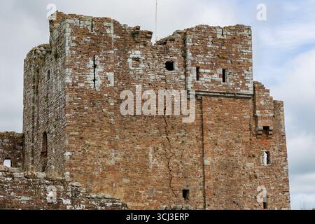 Large vertical crack in the outer wall of the 13th century keep at Brougham Castle Stock Photo