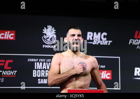 Paris, France. 05th Sep, 2025. PARIS, PARIS - SEPTEMBER 05: Benoit Saint Denis poses on the scale during the UFC Fight Night Paris: Imavov v Borralho Official Weigh-in at Pullman Paris Centre Bercy on September 05, 2025, in Paris, France. (Photo by Jose Prestes/PxImages) Credit: Px Images/Alamy Live News Stock Photo