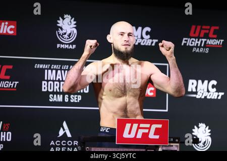 Paris, France. 05th Sep, 2025. PARIS, PARIS - SEPTEMBER 05: Rinat Fakhretdinov poses on the scale during the UFC Fight Night Paris: Imavov v Borralho Official Weigh-in at Pullman Paris Centre Bercy on September 05, 2025, in Paris, France. (Photo by Jose Prestes/PxImages) Credit: Px Images/Alamy Live News Stock Photo