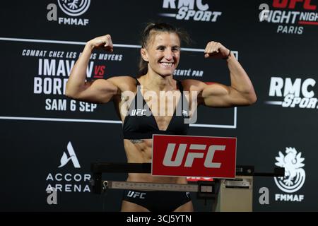 Paris, France. 05th Sep, 2025. PARIS, PARIS - SEPTEMBER 05: Sam Hughes poses on the scale during the UFC Fight Night Paris: Imavov v Borralho Official Weigh-in at Pullman Paris Centre Bercy on September 05, 2025, in Paris, France. (Photo by Jose Prestes/PxImages) Credit: Px Images/Alamy Live News Stock Photo