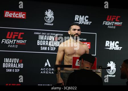 Paris, France. 05th Sep, 2025. PARIS, PARIS - SEPTEMBER 05: Patricio Freire poses on the scale during the UFC Fight Night Paris: Imavov v Borralho Official Weigh-in at Pullman Paris Centre Bercy on September 05, 2025, in Paris, France. (Photo by Jose Prestes/PxImages) Credit: Px Images/Alamy Live News Stock Photo