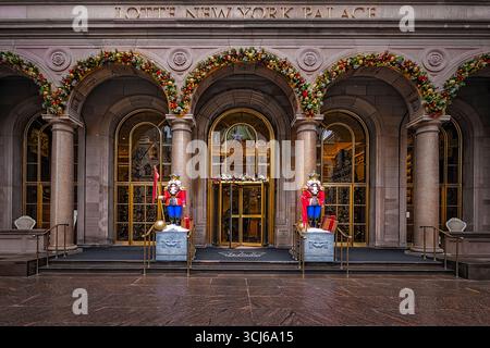 Lotte New York Palace Hotel II - View to the luxury hotel courtyard decorated for Christmas during the holidays. Stock Photo