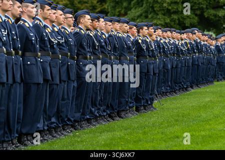 Bundeswehr soldiers stand in line at the Bundeswehr camp in Kundus ...