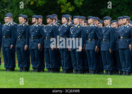 Bundeswehr soldiers stand in line at the Bundeswehr camp in Kundus ...