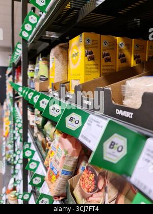 altapharma magnesium citrate l carnitine Kiel, Germany - 02. September 2025: Packages of altapharma magnesium citrate,  magnesium calcium D3, and magnesium 500 supplements arranged on a shelf  Stock Photo