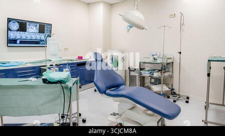 Spacious and modern dental clinic equipped for specialized implant procedures. Featuring advanced technology and comfortable seating, it ensures top-n Stock Photo