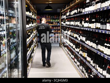 Paris, France. 05th Sep, 2025. Illustration - Wine Bottles in Supermarket in Paris, France on September 5, 2025. Photo by Alain Apaydin/ABACAPRESS Credit: Abaca Press/Alamy Live News Stock Photo