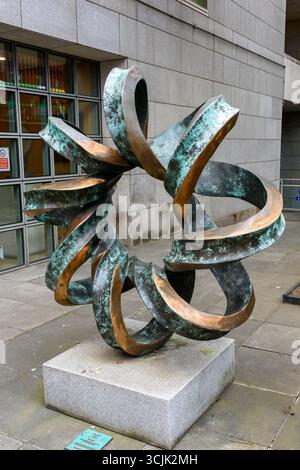 Double Helix, a sculpture by Brian King to mark the 50th anniversary of the discovery of the structure of DNA.  Trinity College, Dublin, Ireland. Stock Photo
