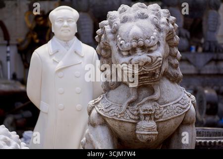 Guard lion and modern Mao statue for sale in Panjiayuan Antique Market in Beijing, China's largest antique market Stock Photo