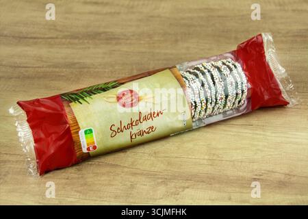 Wintertraum Schokoladenkränze aus Schokolade mit Verpackung auf Hintergrund Holz Stock Photo