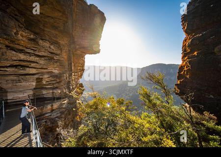 woman exploring the rock formation "3 sisters" in the blue mountains Stock Photo