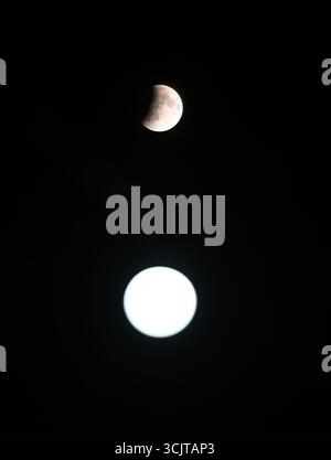 Noida, India. 07th Sep, 2025. NOIDA, INDIA - SEPTEMBER 7: A view of the moon during partial umbral eclipse before a total lunar eclipse on September 7, 2025 in Noida, India. Apart from India, the lunar eclipse is also visible in Australia, the Far East, the Middle East, Europe and some parts of Africa. (Photo by Sunil Ghosh/Hindustan Times/Sipa USA) Credit: Sipa USA/Ģ����ý Live News Stock Photo