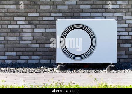Wärmepumpen vor einem Wohnhaus in Scharbeutz, Schleswig-Holstein ...