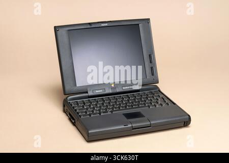 Apple macintosh 1995 hi-res stock photography and images - Alamy