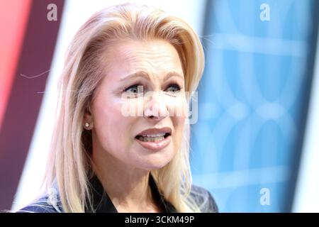 Bir ayol va ikki erkak jinsiy aloqa video