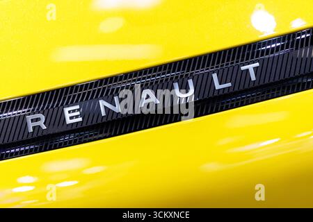 Renault Ripoff Logo Renault motor company logo seen at a car dealership Stock Photo - Alamy