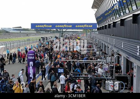 Towcester, UK. 14th Sep, 2025. A packed pitman with the fans during the Pit Lane walk on Sunday 14 September 2025 during the European Le Mans Series, Goodyear 4 Hours of Silverstone 2025 at Silverstone Circuit, United Kingdom. ( Credit: Rob Gray/Alamy Live News Stock Photo